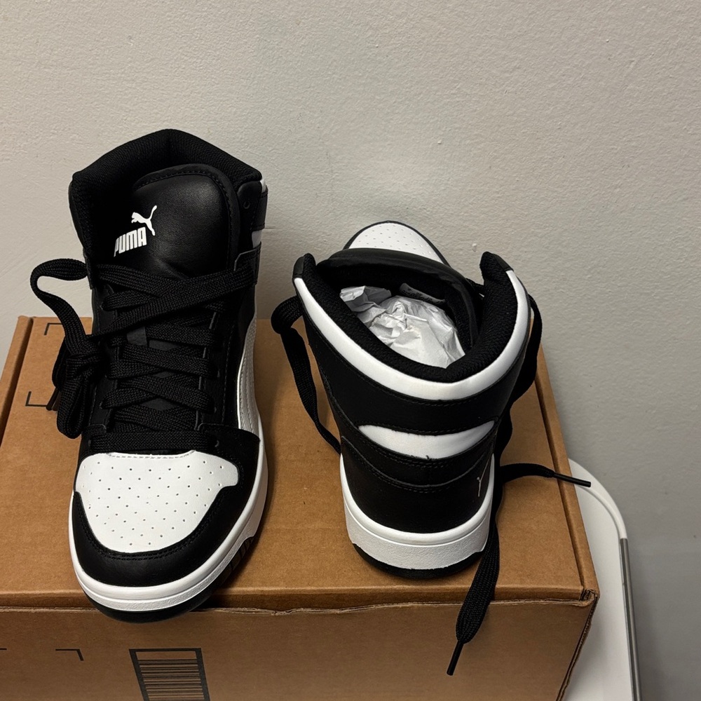 Puma Women’s or Men’s Black and White High-Top Sneakers, ( Men’s: 6 or Women:8) - Picture 3 of 8